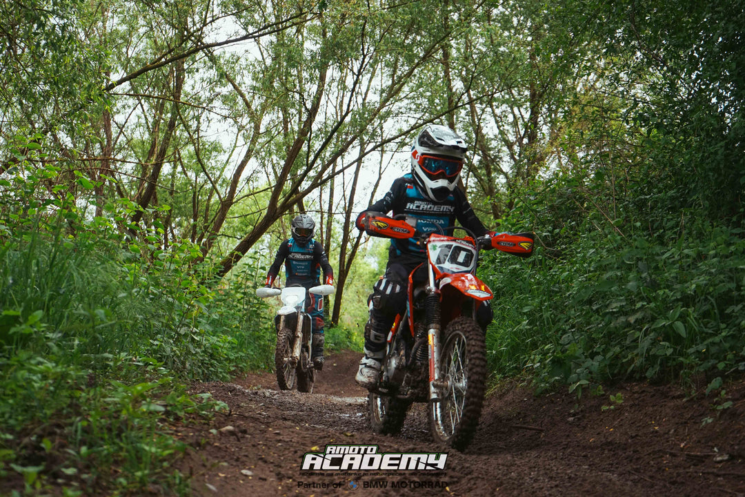 Enduro tréning v daždi a piesku